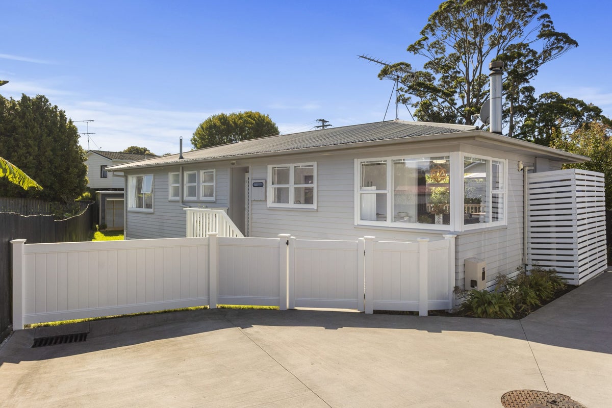 17B Roseneath Place, Birkdale, Auckland - Carousel 1