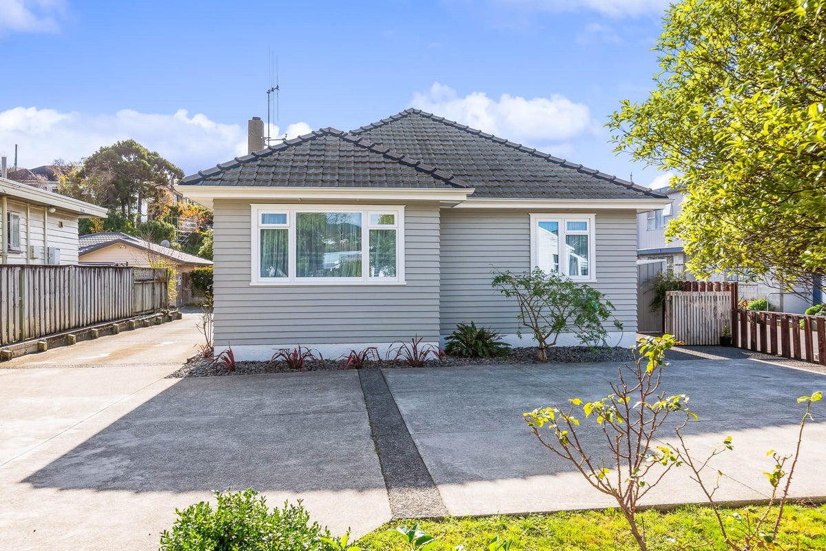 2 Lyndhurst Road, Tawa, Wellington - Carousel 2