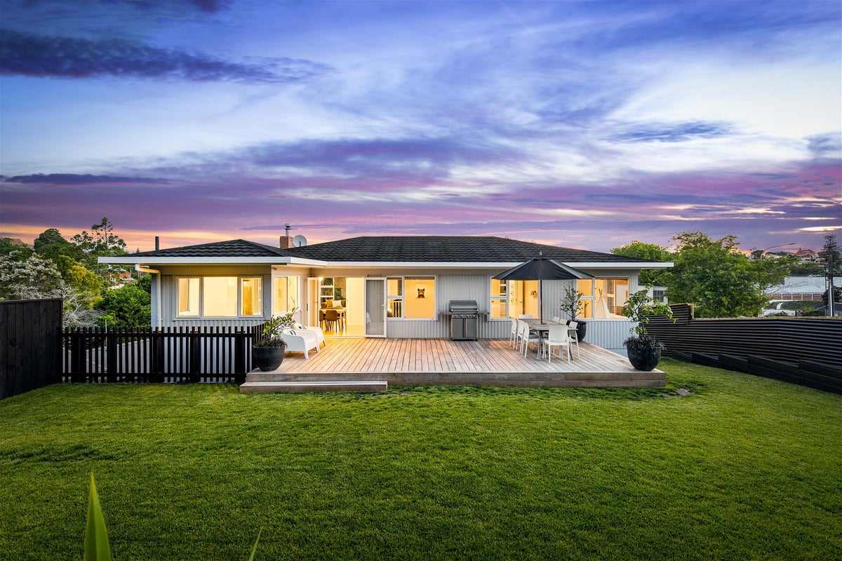 4 Kororo Street, Northcote, Auckland - Carousel 1