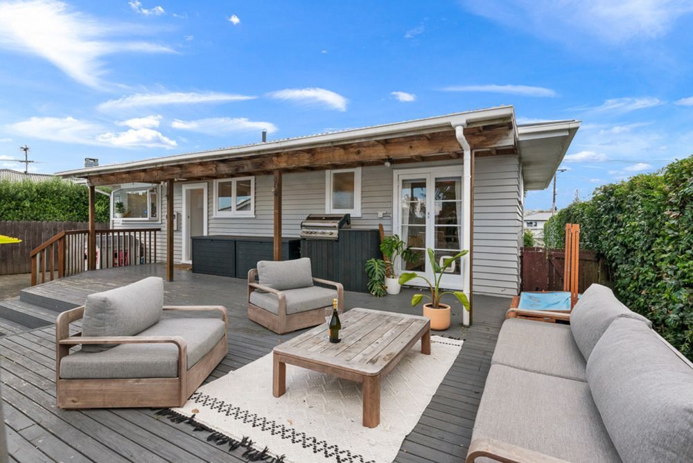 10 Edgerton Road, Te Atatu Peninsula, Auckland - Carousel 1