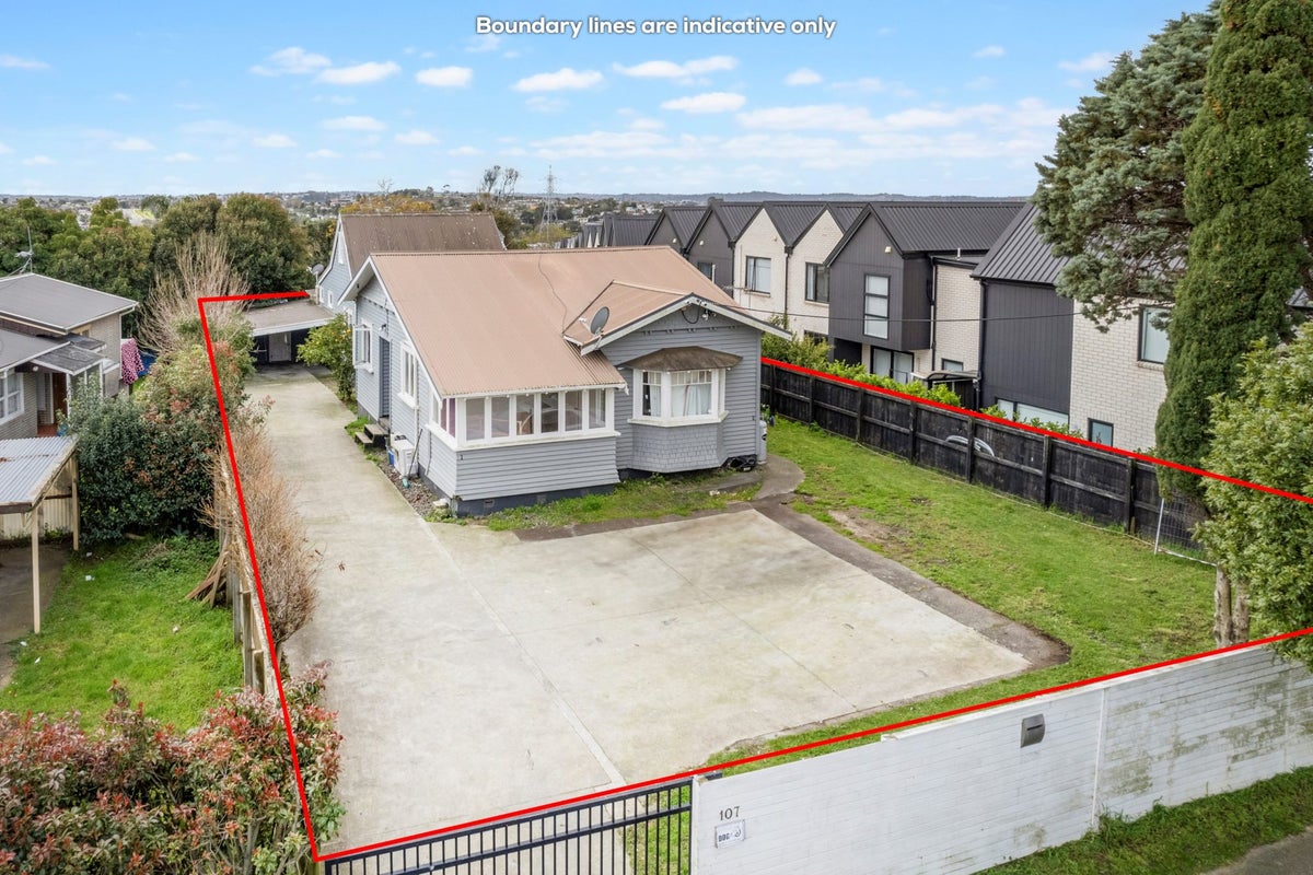 1/107 Waimumu Road, Massey, Auckland - Carousel 1