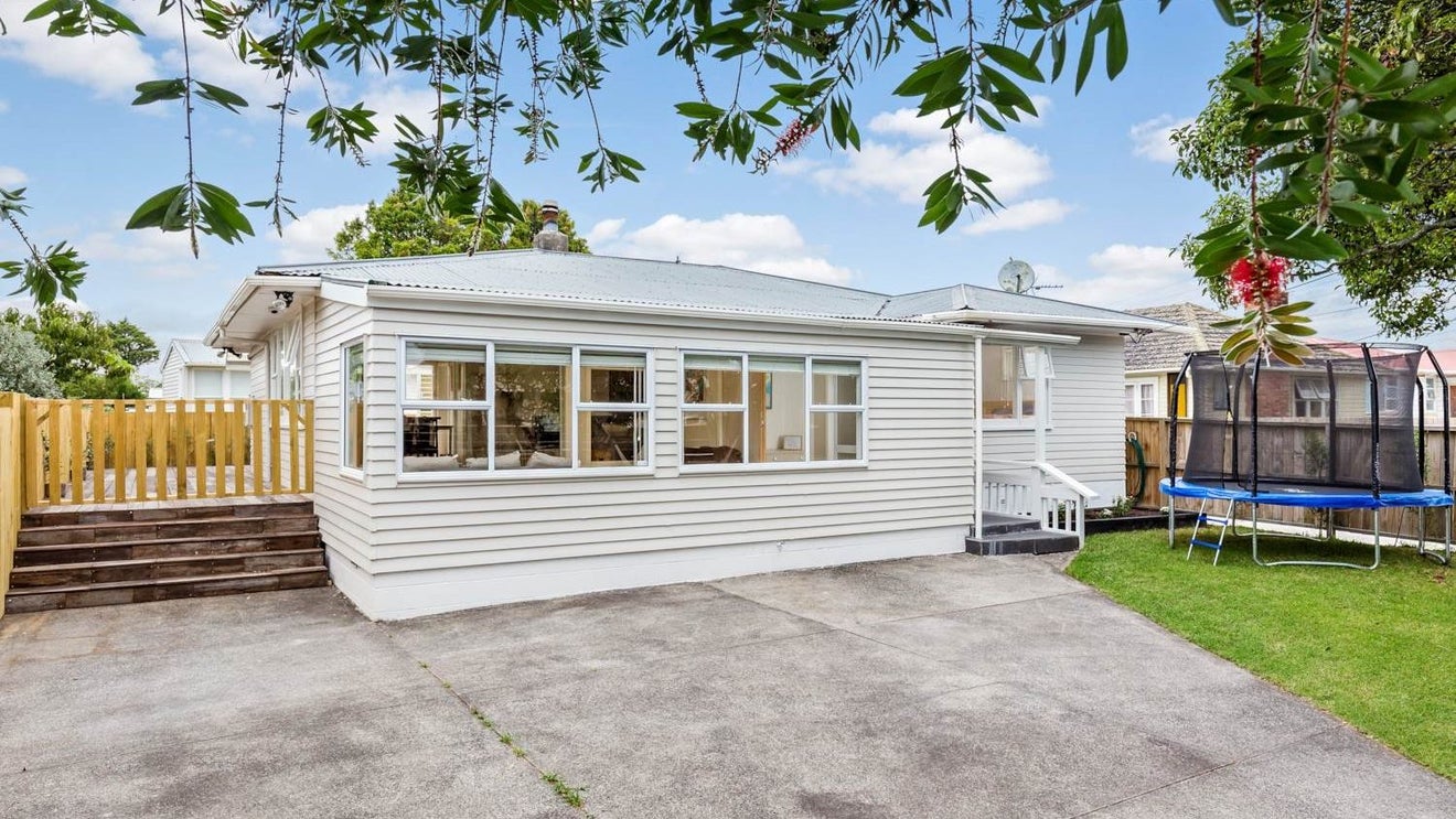 37 Cobham Crescent, Kelston, Auckland - Carousel 1