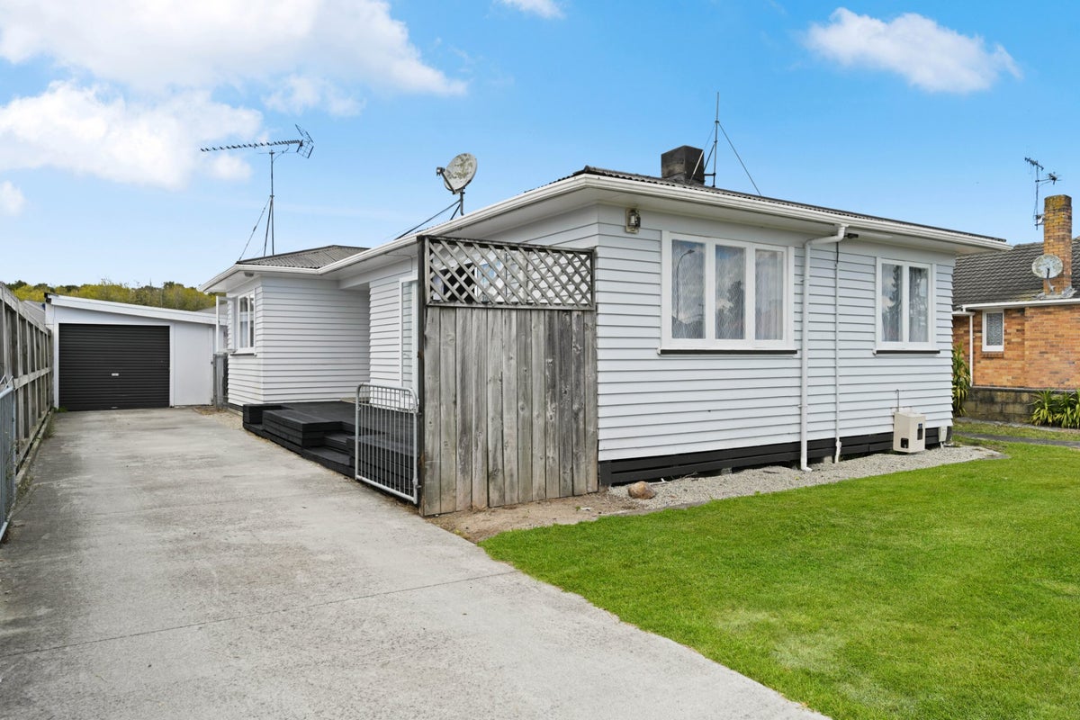 87 Montgomery Crescent, Bader, Hamilton - Carousel 1