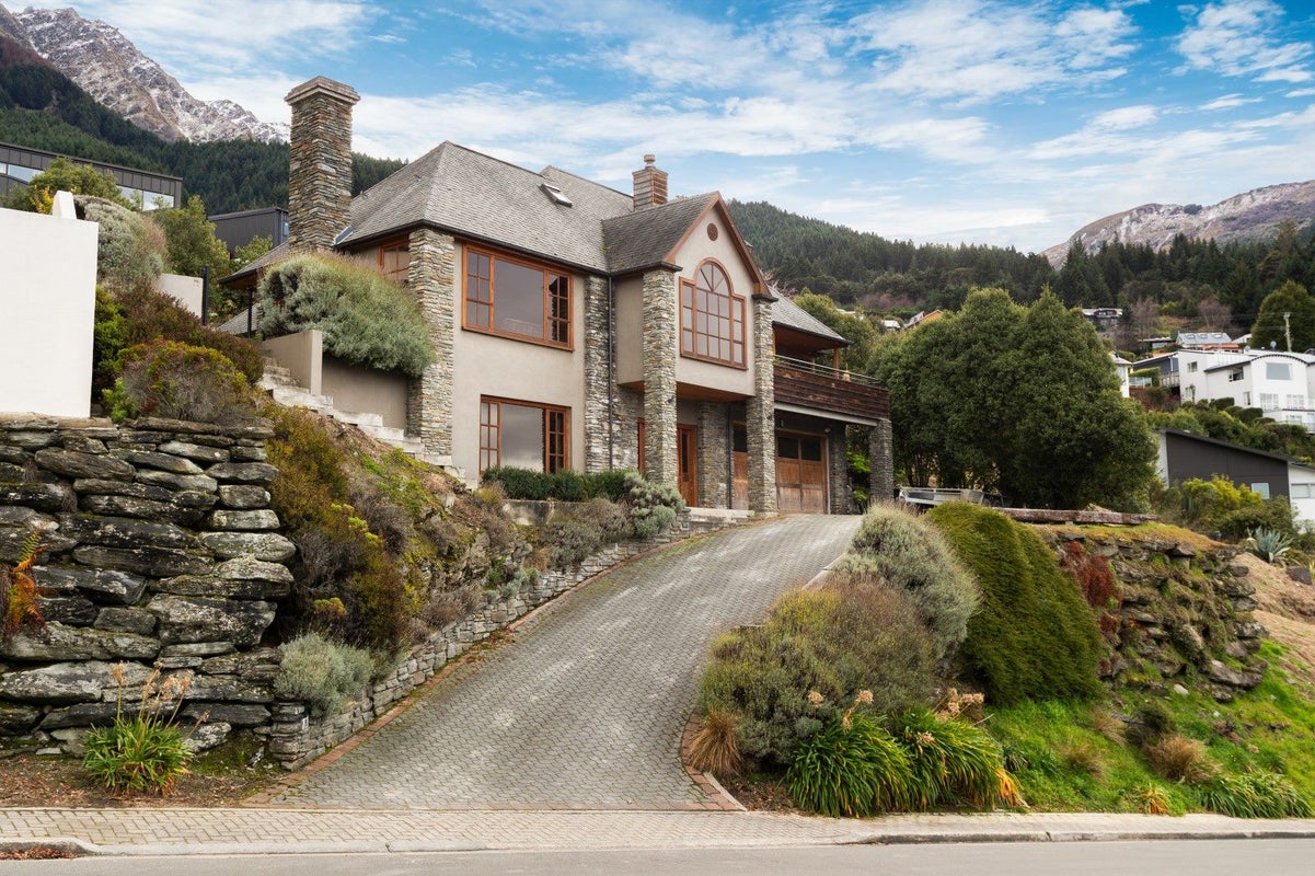 8 Aspen Grove, Fernhill, Queenstown - Carousel 2