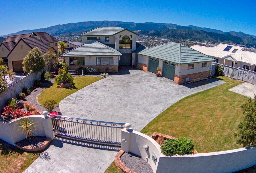 9 Garrett Place, Riverstone Terraces, Upper Hutt - Carousel 1
