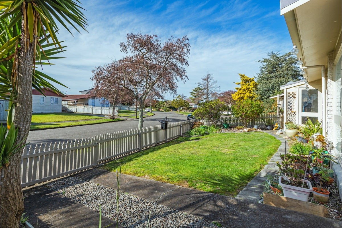 6 Pinedale Parade, Milson, Palmerston North - Carousel 18