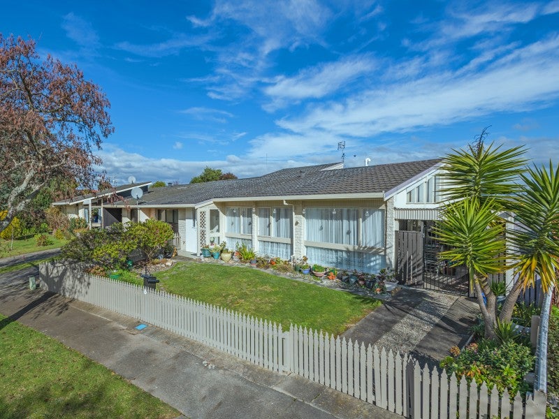 6 Pinedale Parade, Milson, Palmerston North - Carousel 1