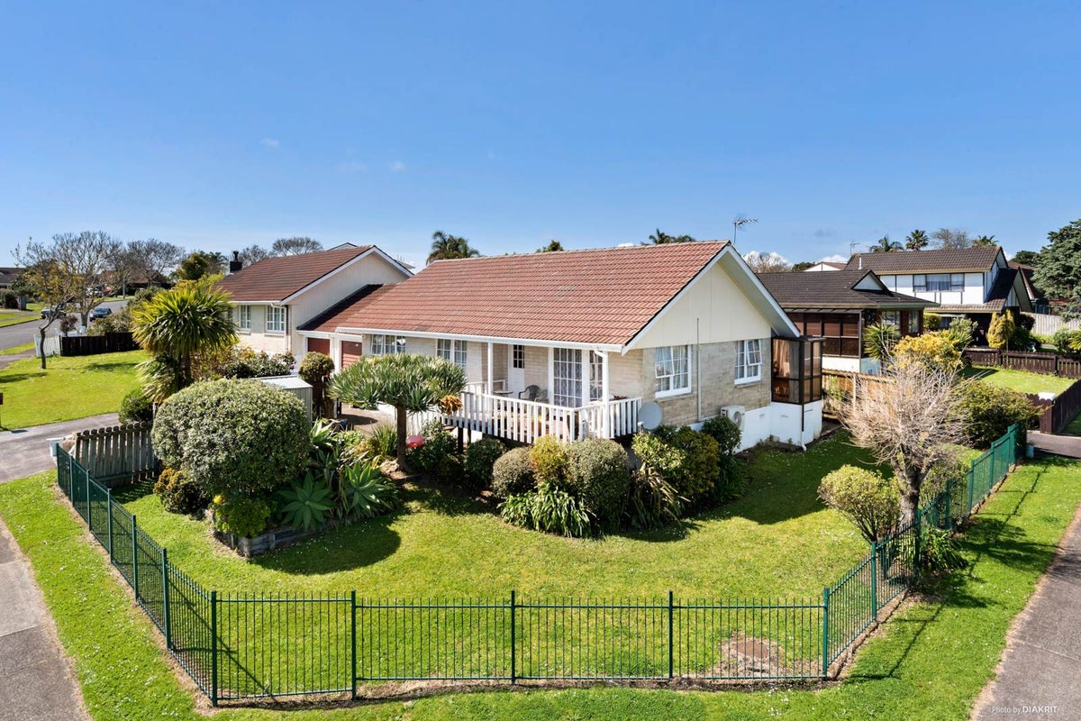 1/1 Raddock Place, Farm Cove, Auckland - Carousel 1