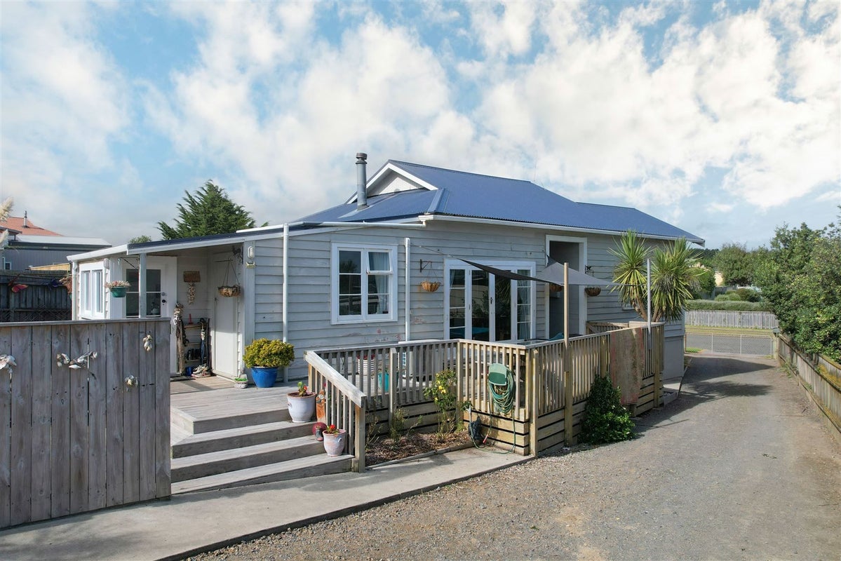 5 Aranui Avenue, Waitarere Beach, Levin - Carousel 1
