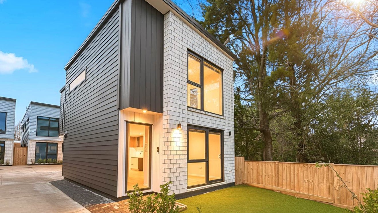 26B Crompton Road, Massey, Auckland - Carousel 1
