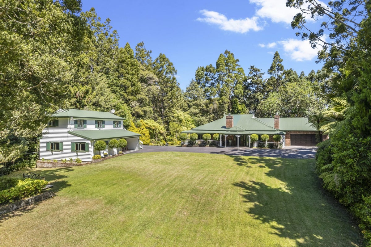 75 Woodlands Park Road, Titirangi, Auckland - Carousel 1
