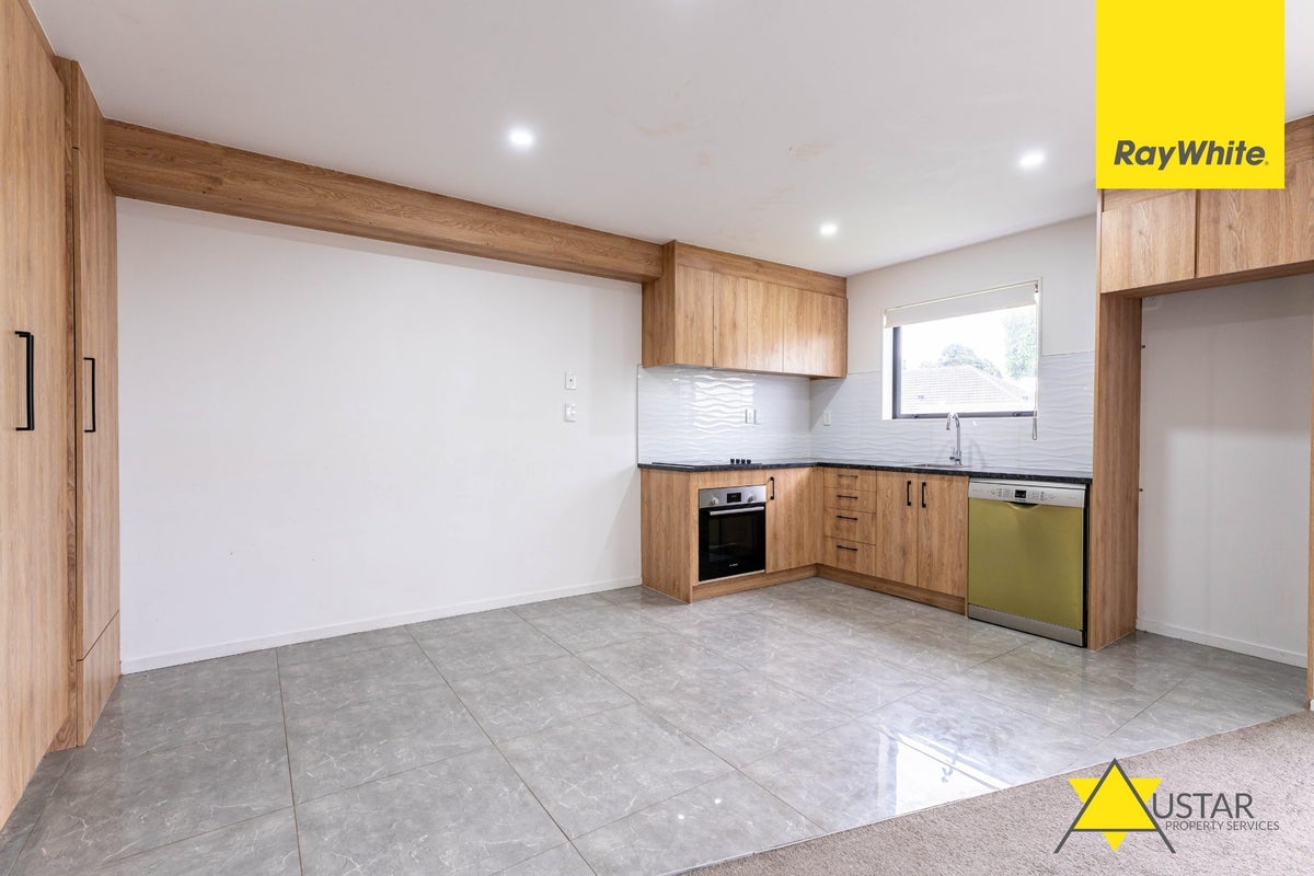 48E Waddell Avenue, Point England, Auckland - Carousel 2