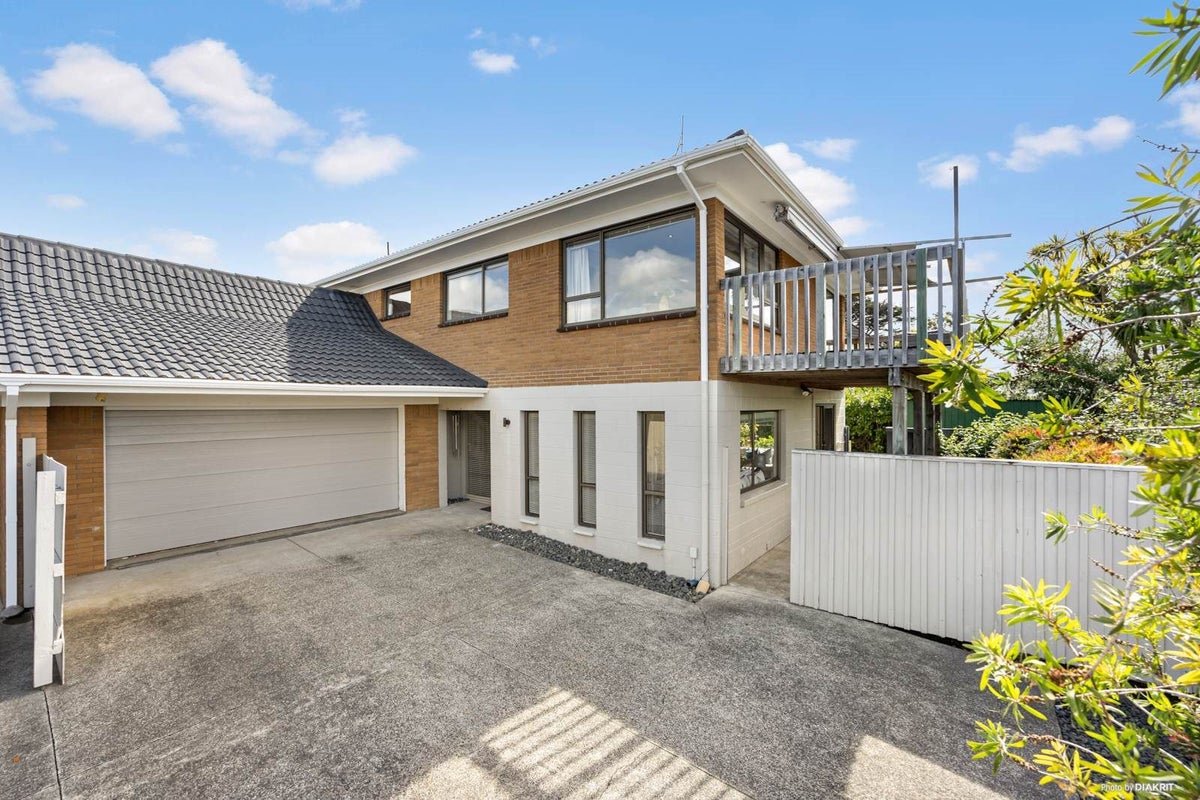 2/18 Kauri Glen Road, Northcote, Auckland - Carousel 1