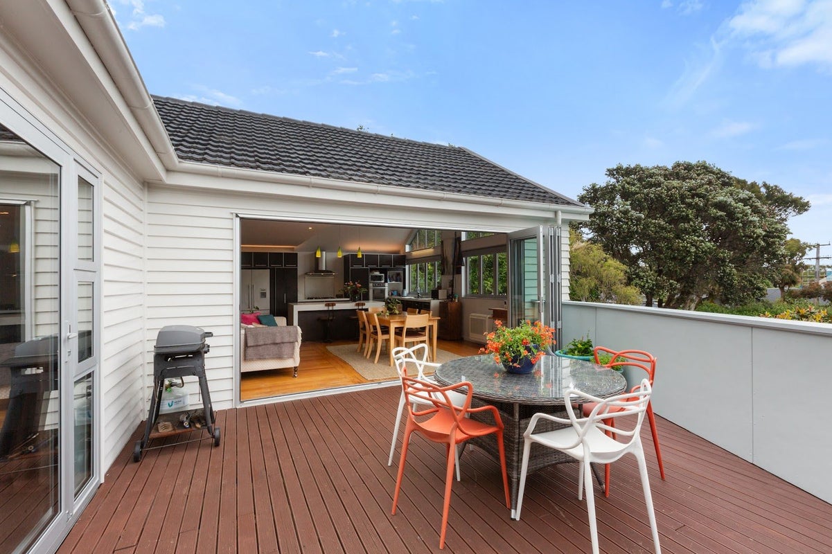 15 Kowhai Street, Eastbourne, Lower Hutt - Carousel 2
