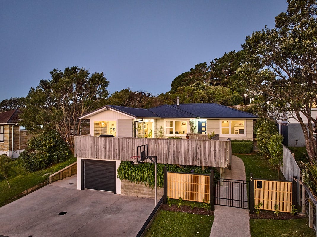 8 Beazley Avenue, Paparangi, Wellington - Carousel 1
