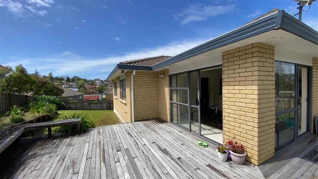 42 Manutara Avenue, Forrest Hill, Auckland - Carousel 21