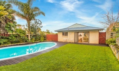 11 Himalaya Drive, Half Moon Bay, Auckland - Carousel 1