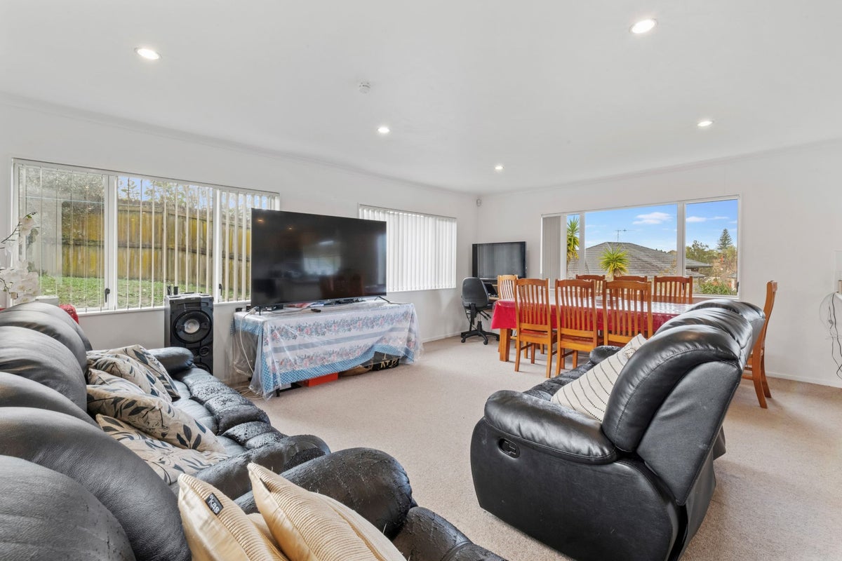 11 Whitshire Mews, Massey, Auckland - Carousel 2