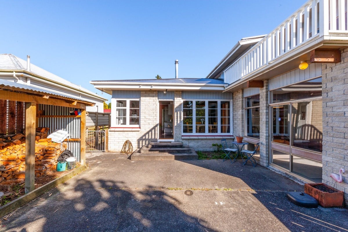 8 Hillview Crescent, Paparangi, Wellington - Carousel 14
