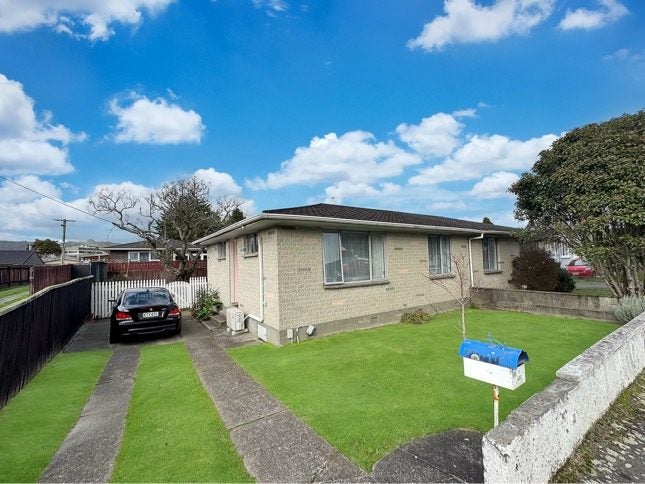 1/402 Fergusson Drive, Heretaunga, Upper Hutt - Carousel 1