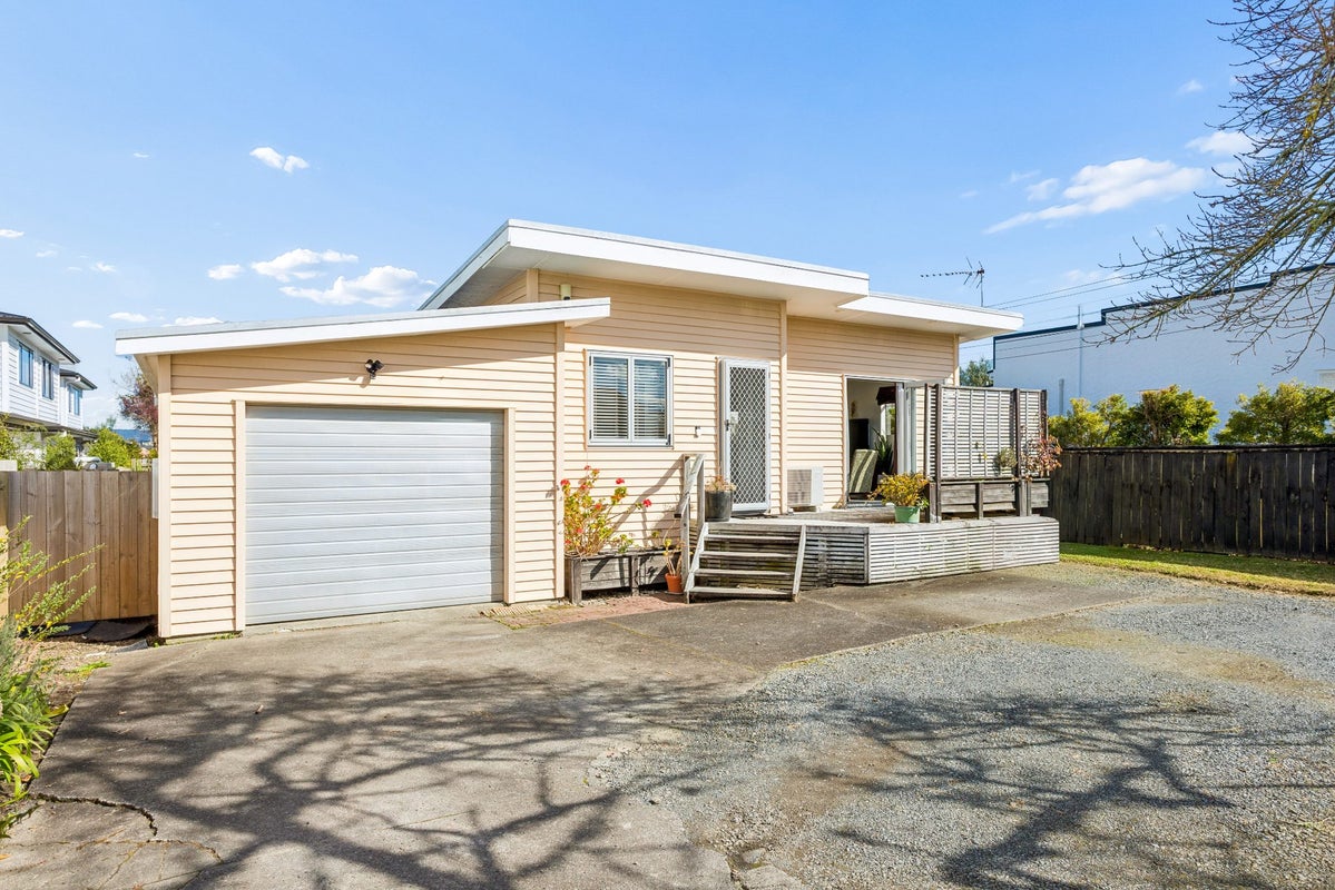 686 Te Atatu Road, Te Atatu Peninsula, Auckland - Carousel 2