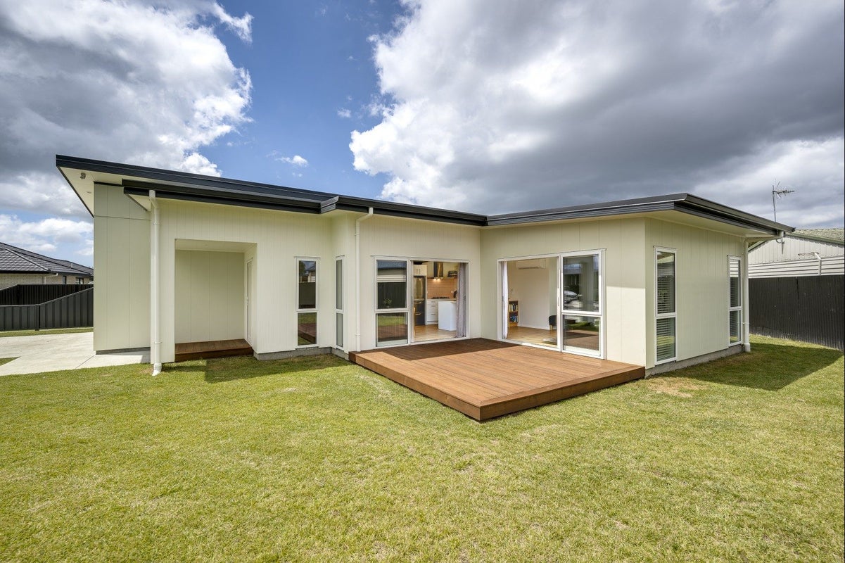 10 Whariki Crescent, Flaxmere, Hastings - Carousel 2