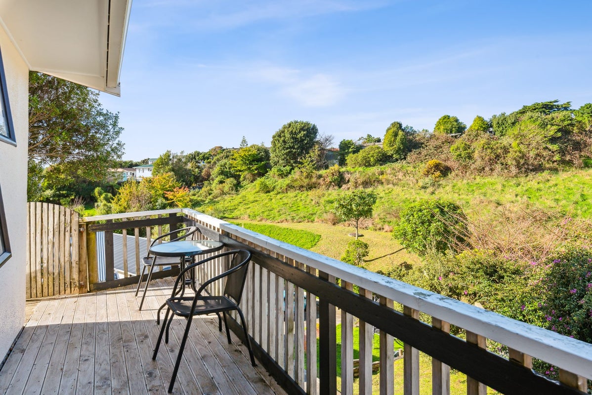 17B ROSE ST, RANUI HEIGHTS, PORIRUA - Carousel 2