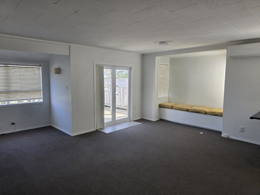 2/1 Tomintoul Place, Highland Park, Auckland - Carousel 2
