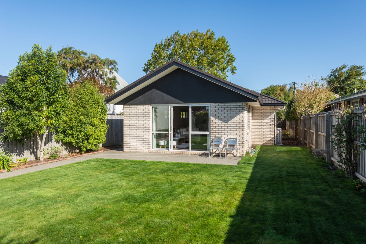 32 Edgeware Road, St Albans, Christchurch - Carousel 1