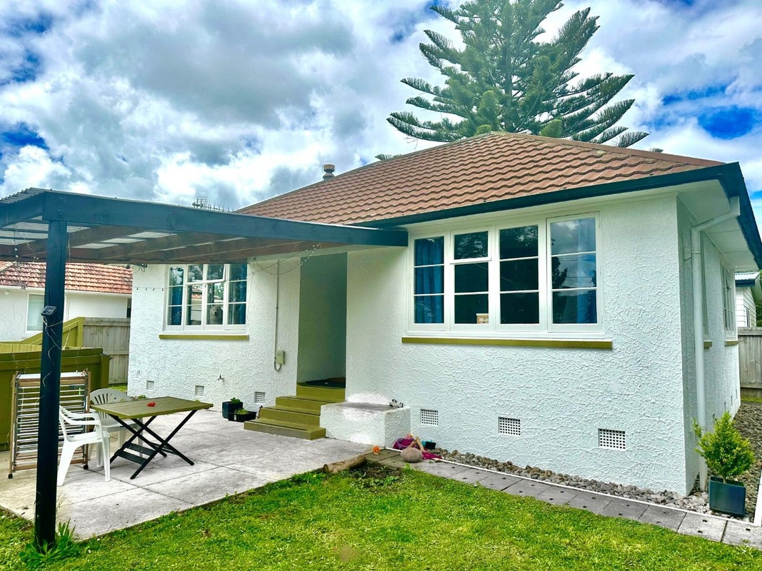 18 Stokes Crescent, Maeroa, Hamilton - Carousel 1
