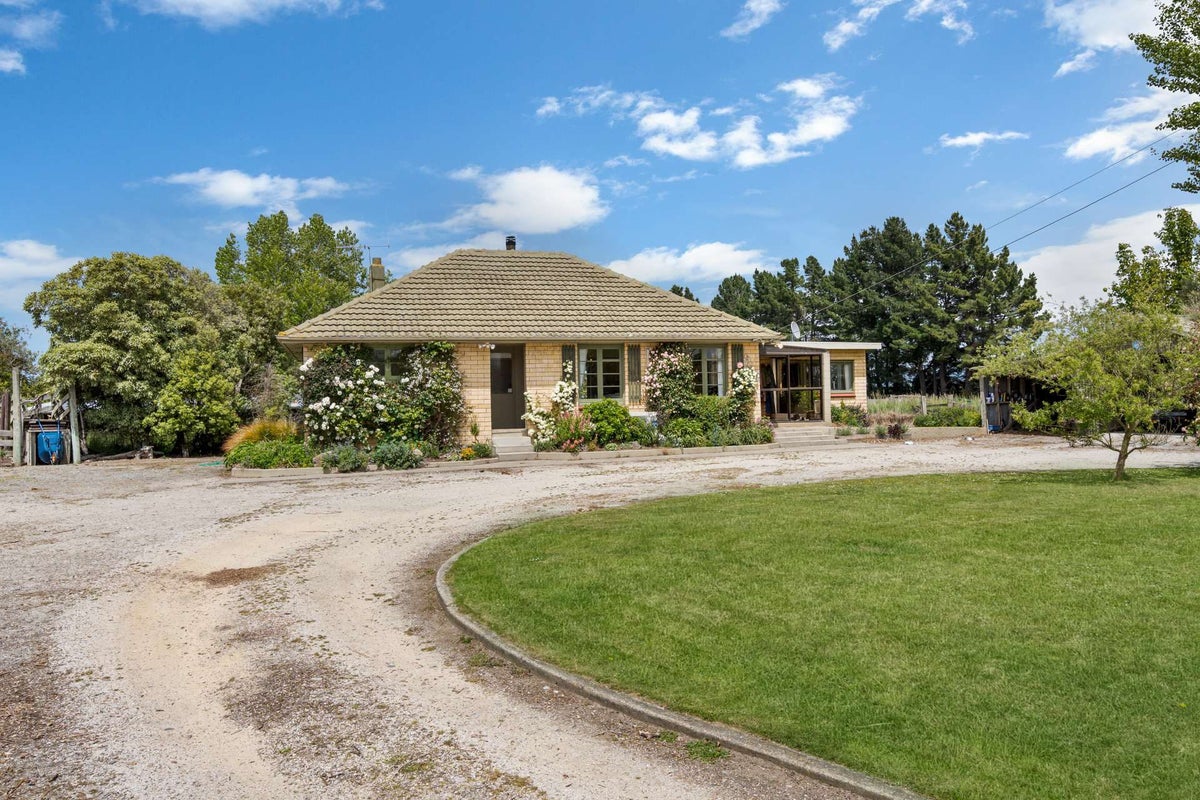 201 Oamaru-Alma Road, Deborah - Carousel 1