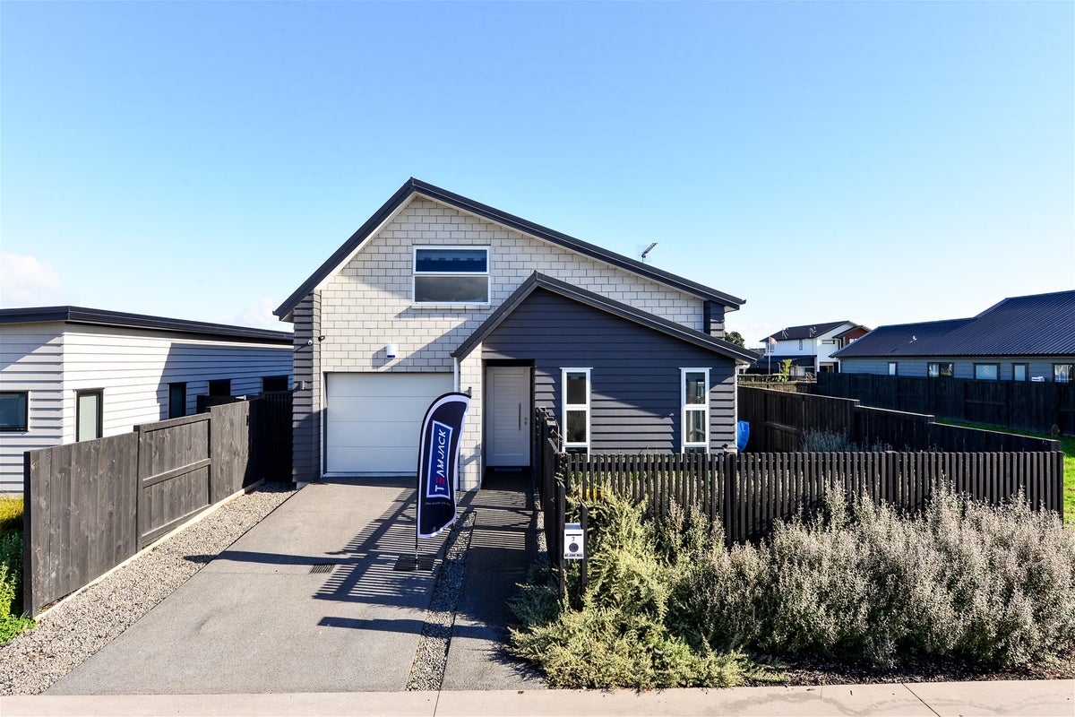 7 Lavinias Way, Chartwell, Hamilton - Carousel 1