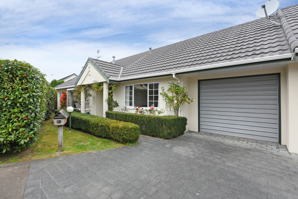 21 Millwood Place, Silverstream, Upper Hutt - Carousel 1