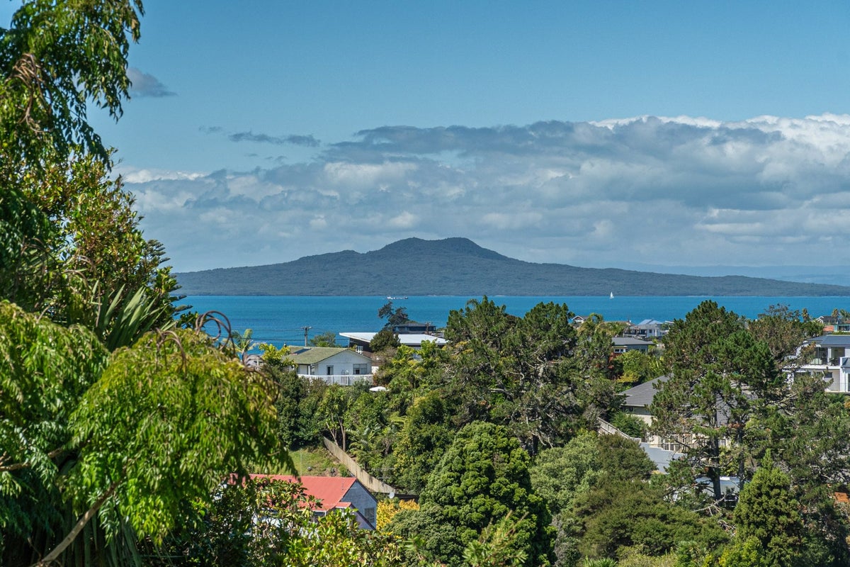 1/84 Carlisle Road, Browns Bay, Auckland - Carousel 1