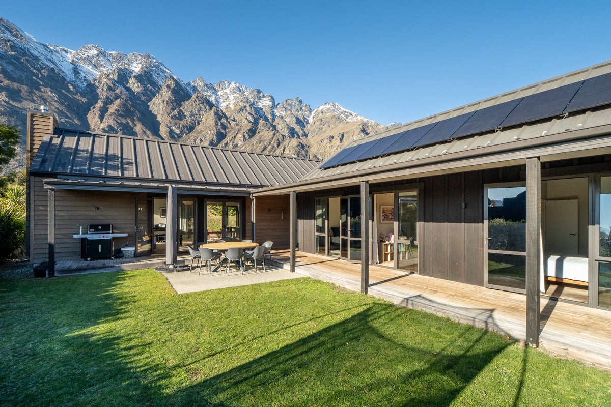 7 Glenfiddich RD, Jacks Point, QUEENSTOWN - Carousel 1