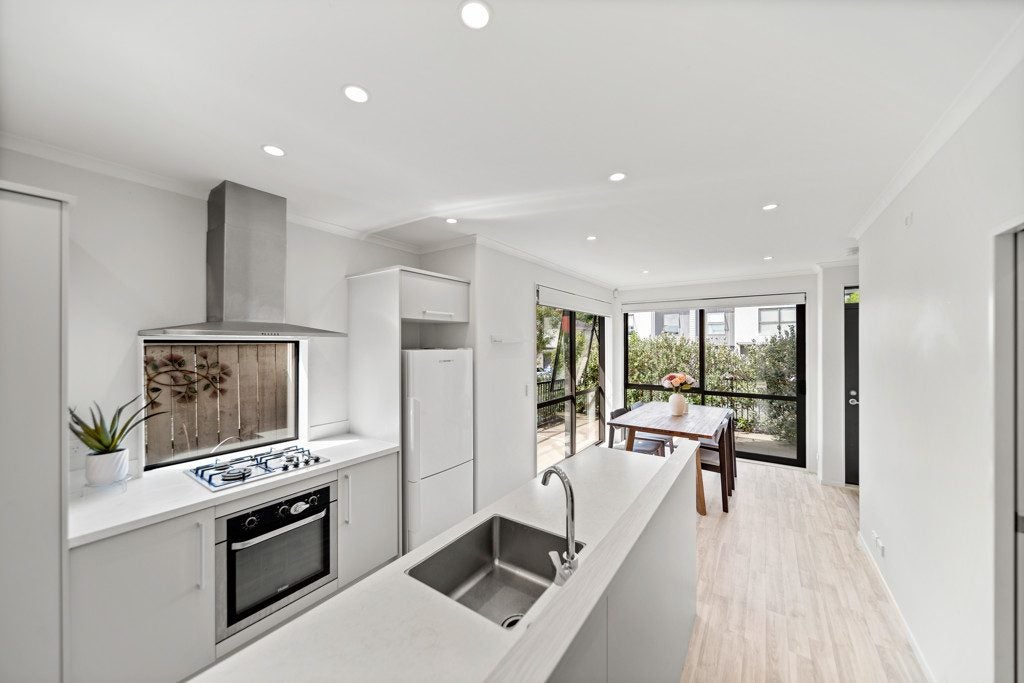 37 Matairangi Avenue, Totara Heights, Auckland - Carousel 1