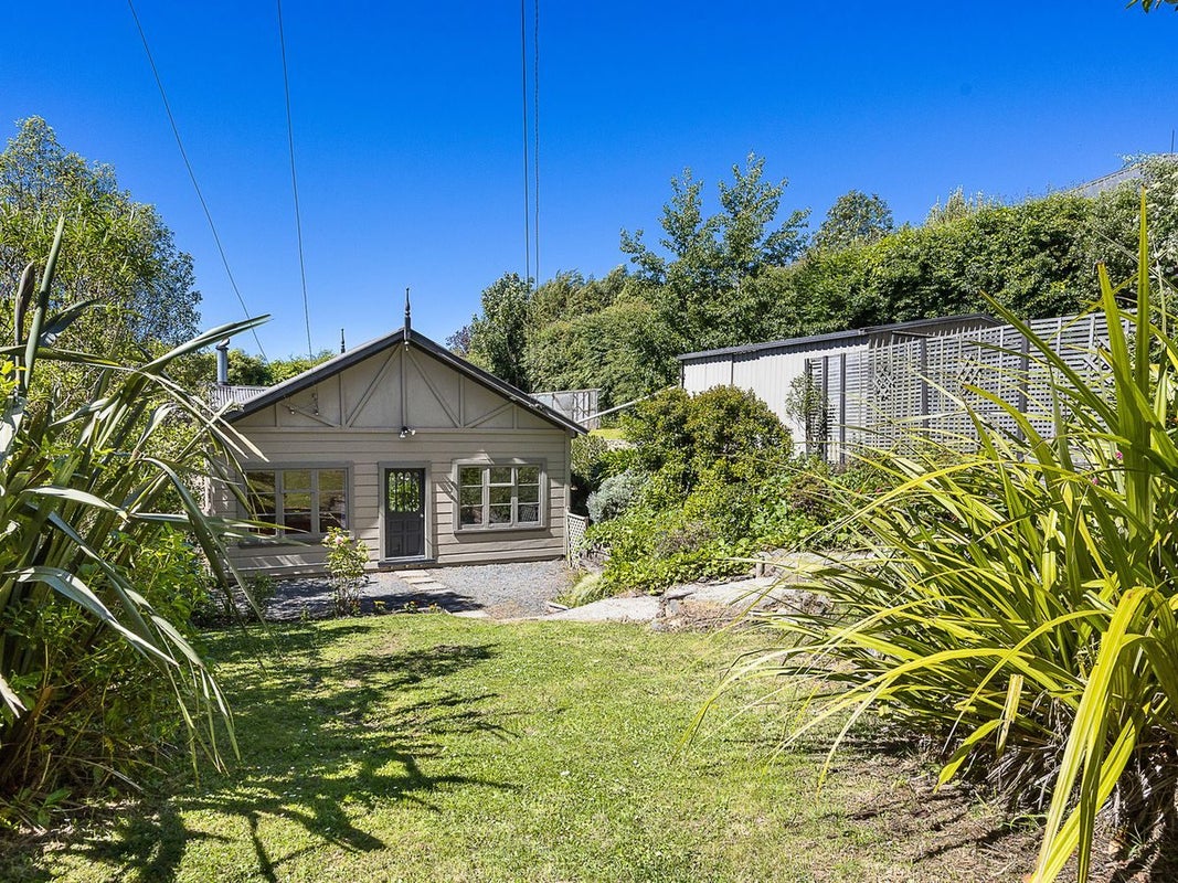 18 Ellesmere Street, Ravensbourne, Dunedin - Carousel 2
