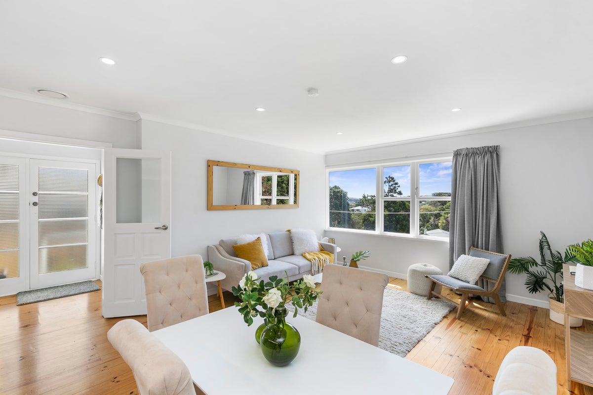 1 Allen Terrace, Tawa, Wellington - Carousel 1