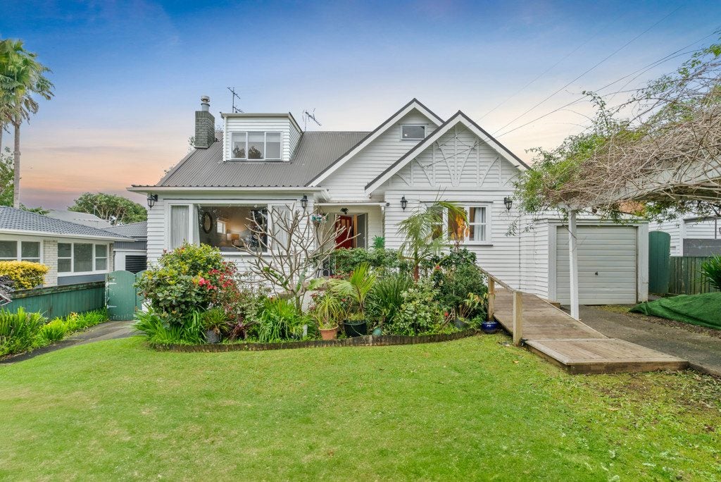 8 Vinter Terrace, Mount Albert, Auckland - Carousel 1