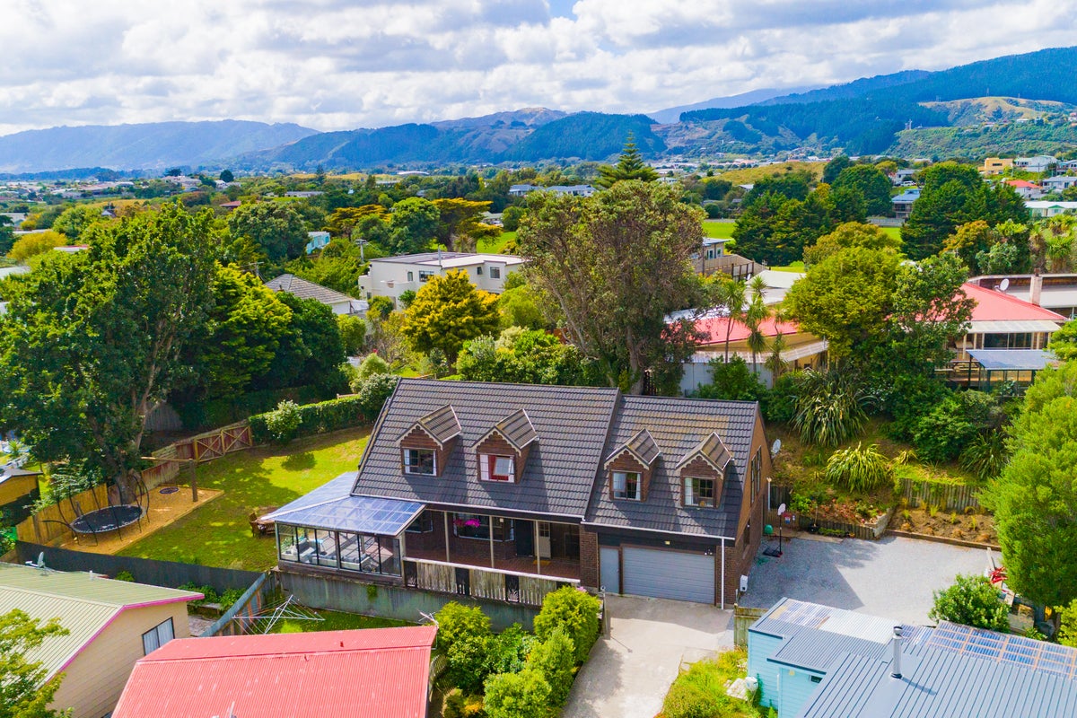 12 Alexander Road, Raumati Beach, Paraparaumu - Carousel 1