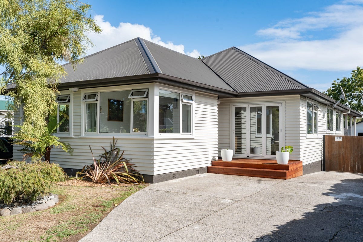 19 Nixon Street, Hamilton East, Hamilton - Carousel 1