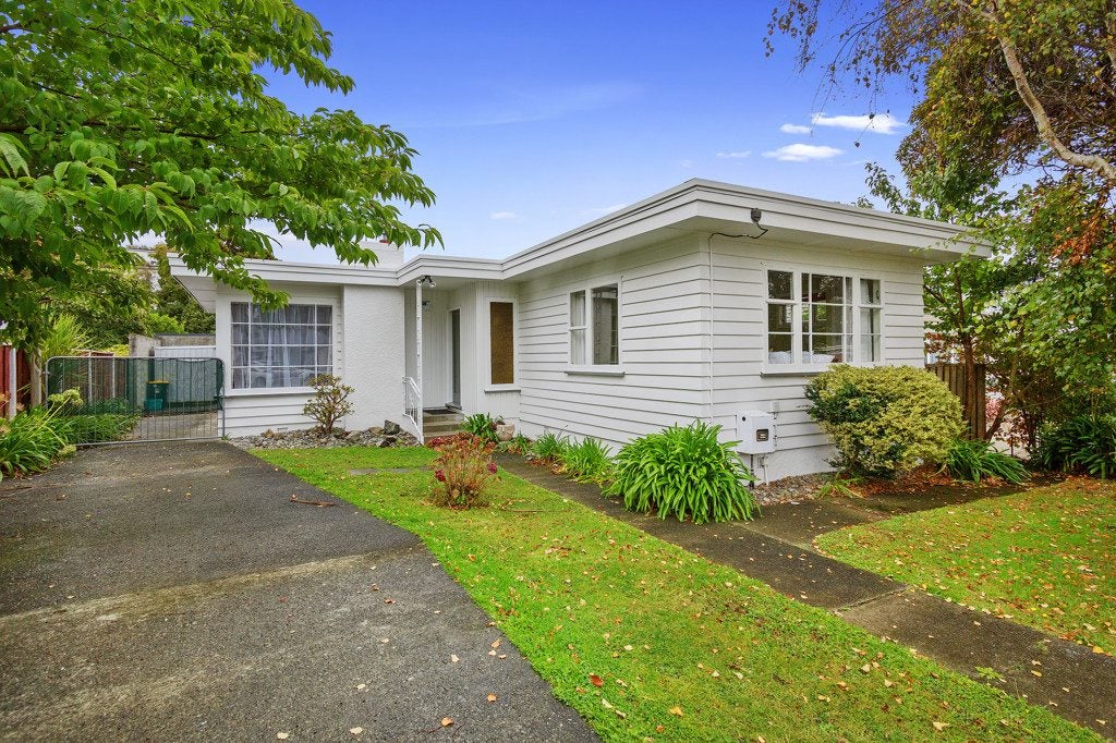 4 Lyndhurst Road, Tawa, Wellington - Carousel 1