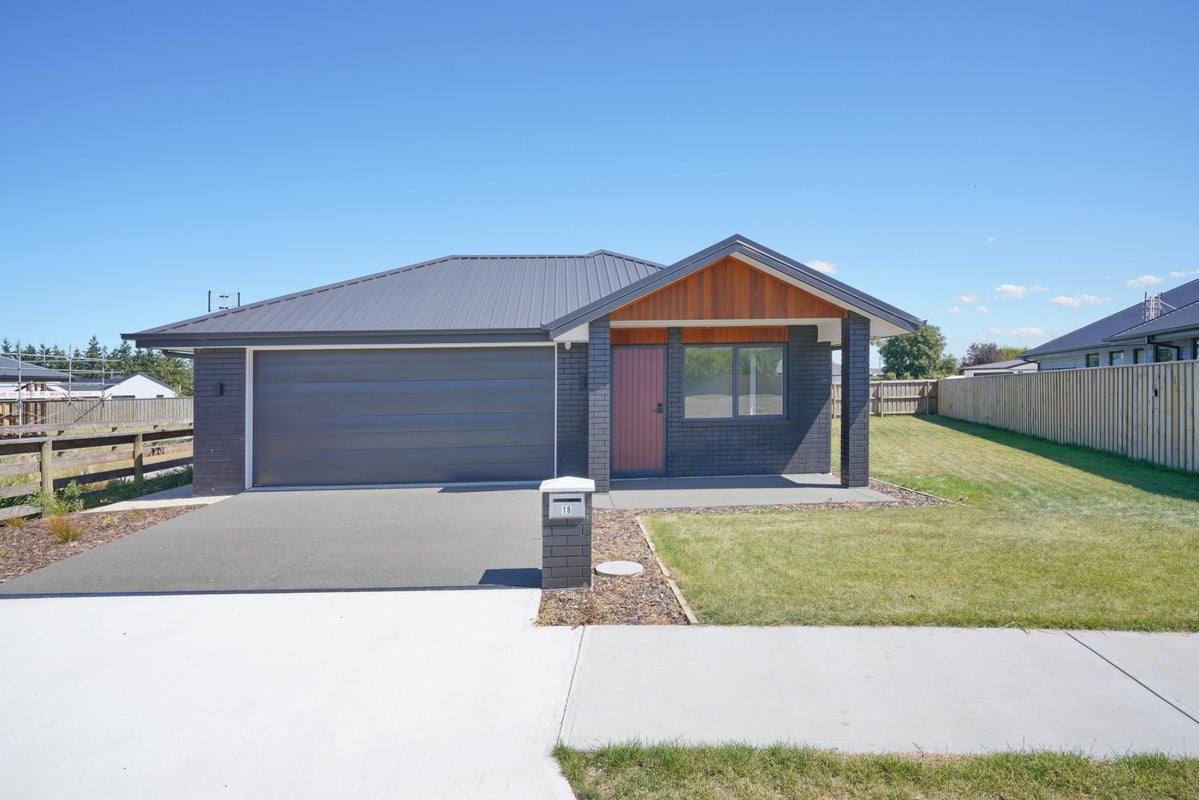 18 Foster Place, Amberley, Amberley - Carousel 1