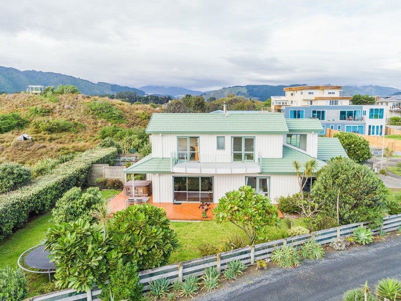 166 Field Way, Waikanae Beach, Waikanae - Carousel 2