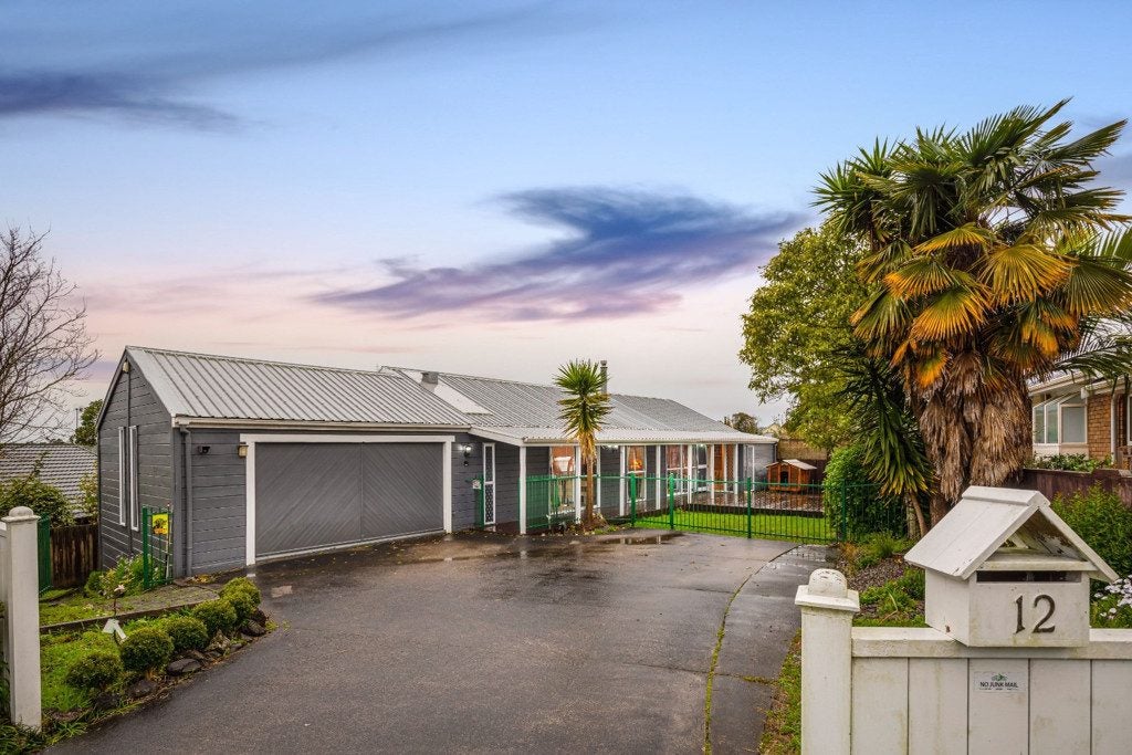 12 Princess Maria Place, Massey, Auckland - Carousel 1