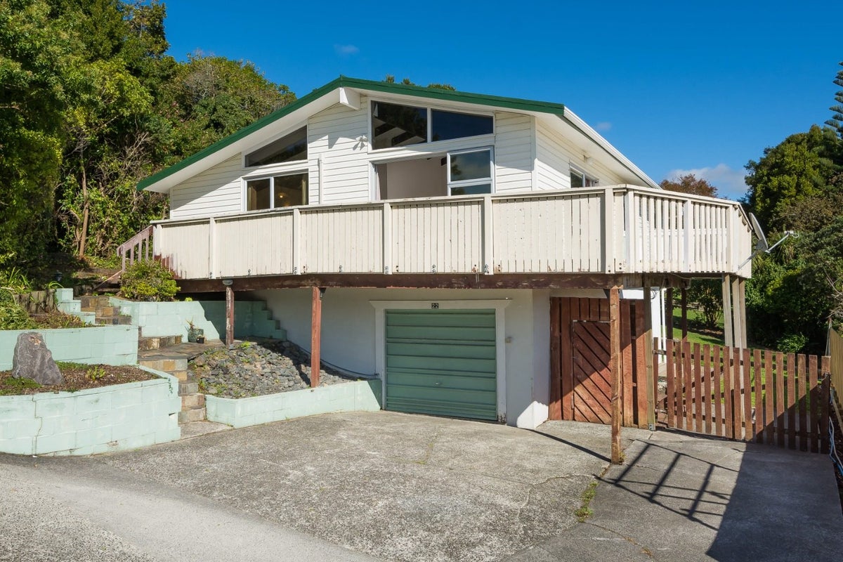 22 Nor'East Drive, Northcross, Auckland - Carousel 1