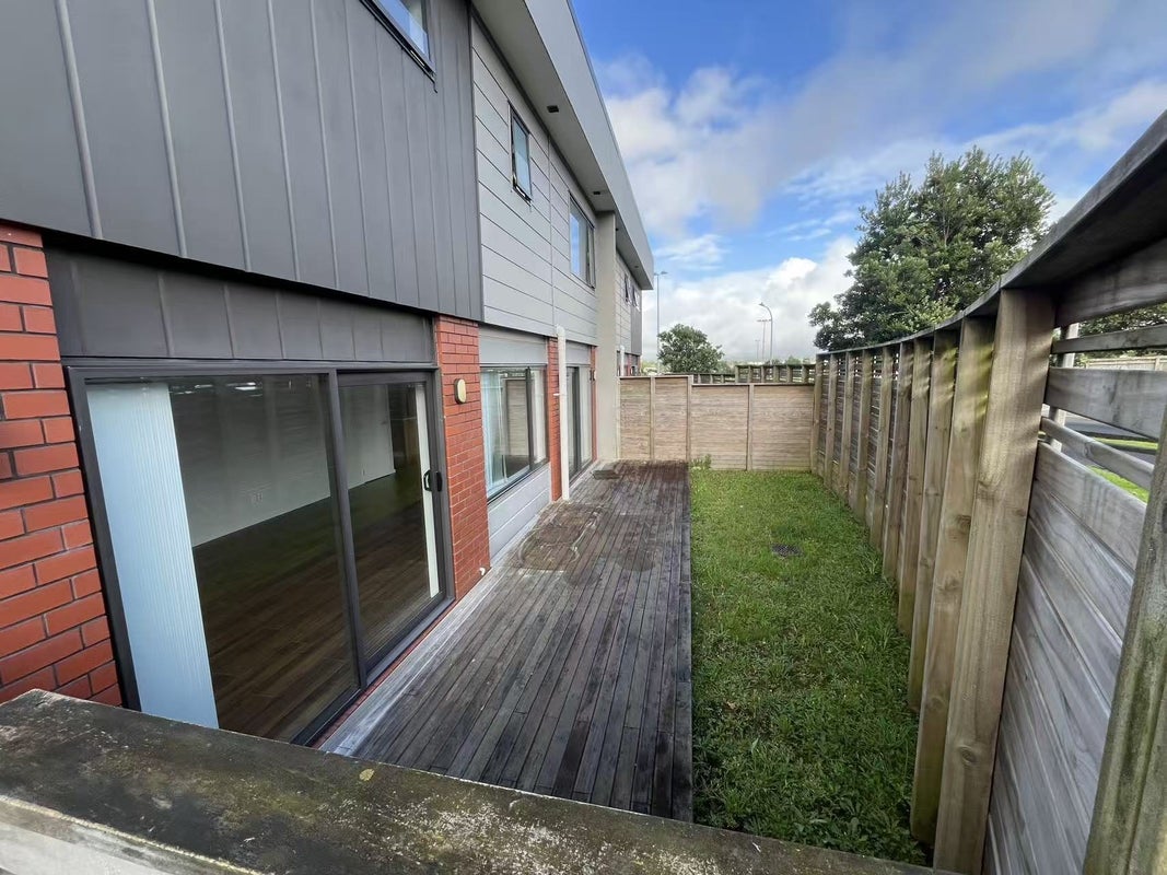 54 Bordeaux Parade, Te Atatu South, Auckland - Carousel 2