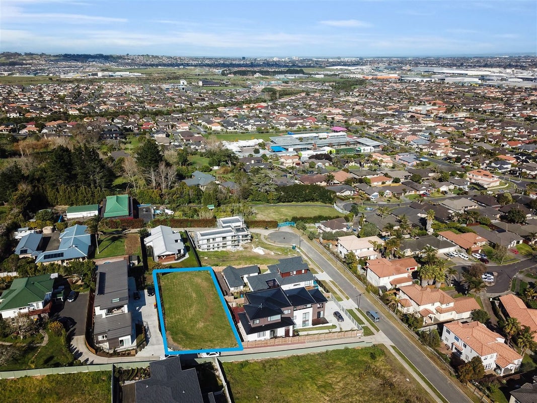 22 Roxborough Place, East Tamaki Heights, Auckland - Carousel 1