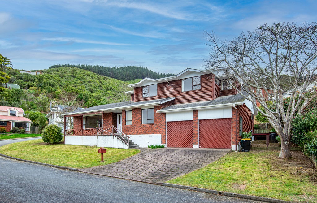 1 Duval Grove, Tawa, Wellington - Carousel 1