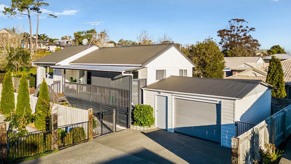 921A Whangaparaoa Road, Manly, Whangaparaoa - Carousel 1